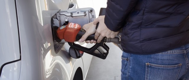 Man putting gas in car with GetUpside